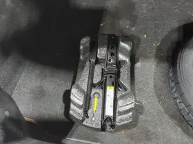 564.gm1s11 Chevrolet Impala 2011 Jack 3104698