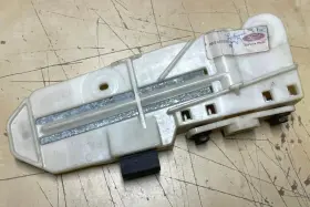 D9zb-6623277-ae Ford D9zz-6623289-b Nos Sd Door Glass Bracket