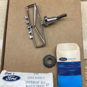 E0az-16850-c Ford Nos 1980 - 1987 Crown Vic Country Squire Front Hood Ornament Emblem New