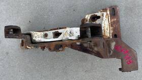 Ford Fomoco Factory Original Oem C1sz-5260-c Thunderbird Rear Back Exhaust Mount Support Bracket Right 1964-1966