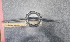521307 Gm 521306 Vintage 1956 Pontiac Trunk Emblem Ornament Ring Bar Bezel Trim # And