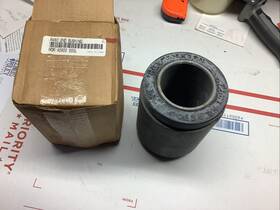 Hendrickson 45900-000l Nos Oem R460 End Bushing Hdr45900-000l