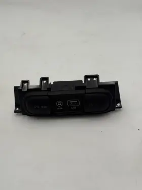 96120d4500 Kia 2016 Optima Oem Usb Port Charger/auxiliar Audio #96120d4500 057681
