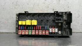 Land Rover 646.rv1199 99 - 04 Discovery Engine Under Hood Fuse Relay Junction Box