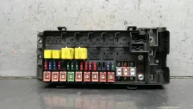 646.rv1199 Land Rover 99 - 04 Discovery Engine Under Hood Fuse Relay Junction Box