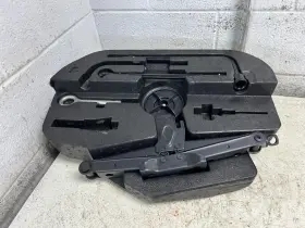 564.ma1w22 Maserati 2022 Levante Scissor Type Jack With Lug Wrench Tools And Tray Oem