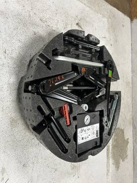Porsche 564.po1423 2023 Cayenne Scissor Type Jack With Wrench Tools Oem