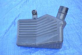 Suzuki 13761-78k00 2009-2013 Grand Vitara 2.4l Air Cleaner Lower Resonator Oem