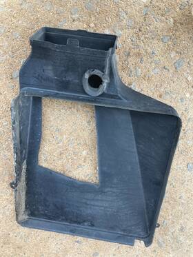 Tesla 101152000d S Front Right A/c Condenser Duct 12-15 1011520-00-d One Broken Tab