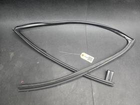 Toyota 68151-f4010 Front Left Door Window Glass Run Channel 2021 C-hr 2018-2022